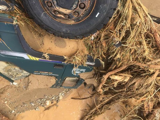 Storm-triggered landslides bury 11 people, isolate 200 workers in Quang Nam ảnh 4