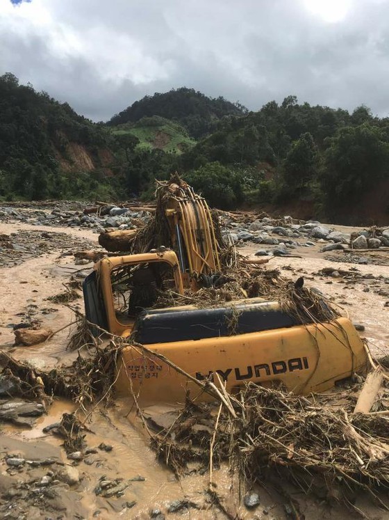 Storm-triggered landslides bury 11 people, isolate 200 workers in Quang Nam ảnh 5