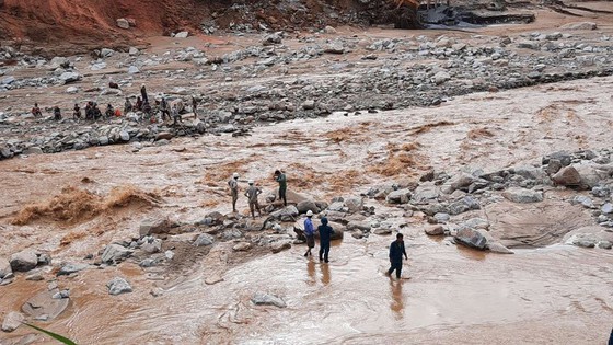 Storm-triggered landslides bury 11 people, isolate 200 workers in Quang Nam ảnh 6