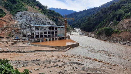 Storm-triggered landslides bury 11 people, isolate 200 workers in Quang Nam ảnh 7