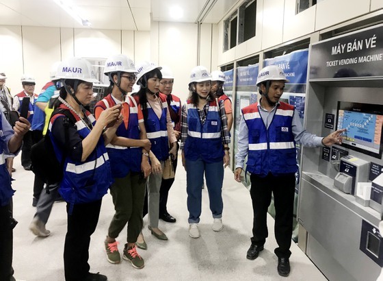 Artists visit Opera House metro station.