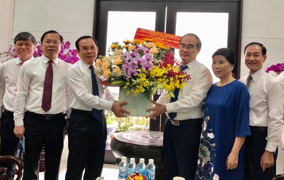 Secretary of the Party Central Committee, Secretary of HCMC Party Committee Nguyen Van Nen pays a visit to the late Professor-Doctor Nguyen Thien Thanh. (Photo: SGGP)