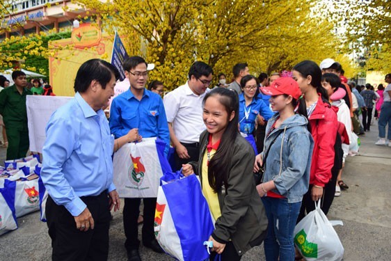 HCMC makes effort to bring warm Tet to the poor