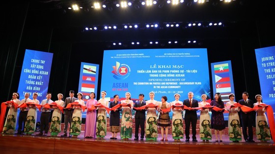 At the opening ceremony of the exhibition (Photo: SGGP)