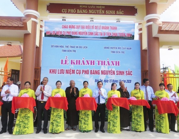 Chairman of the People's Committee of Ben Tre Province, Tran Ngoc Tam (C) cuts the ribbon to inaugurate the memorial complex. (Photo: SGGP)