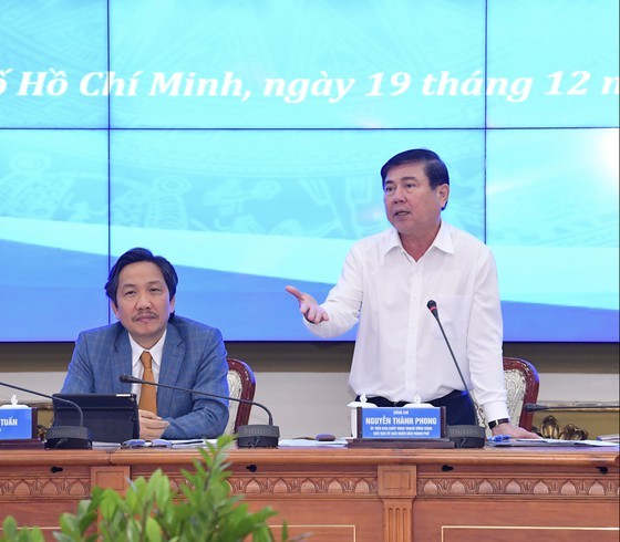 Chairman of the municipal People’s Committee, Nguyen Thanh Phong speaks at the meeting. (Photo; SGGP)