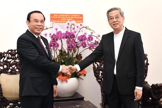  Secretary of the HCMC Party Committee, Nguyen Van Nen (L) extends Christmas greetings to Archbishop of the Archdiocese of HCMC, Nguyen Nang. (Photo: SGGP)