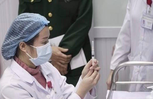 A medial worker prepares to inject Nanocovax, the first made-in-Vietnam COVID-19 vaccine, into a volunteer as part of human trials on December 17, 2020 (Photo: VNA)