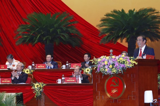 Permanent deputy head of the Organisation Commission Nguyen Thanh Binh announces the list of the members of the 13th Party Central Committee (Photo: VNA)