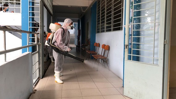 A worker is disinfecting Nguyen Du High School (Photo: SGGP)