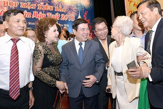 Chairman of HCMC People's Committee Nguyen Thanh Phong (C) and overseas Vietnamese at the meeting in 2018 (Photo:SGGP)