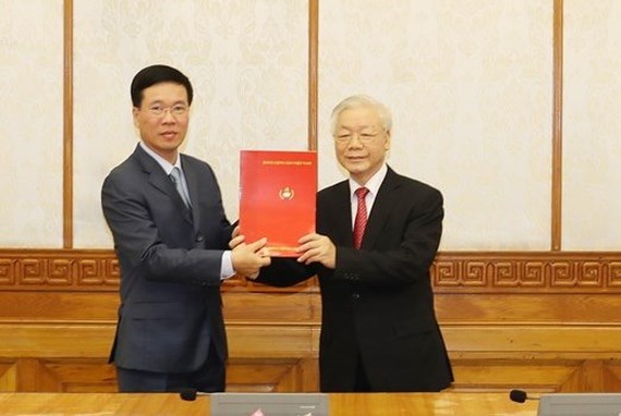 Party General Secretary and State President Nguyen Phu Trong presents flowers congratulating Politburo member Vo Van Thuong on being assigned as Permanent member of the Party Central Committee's Secretariat . (Photo: SGGP)