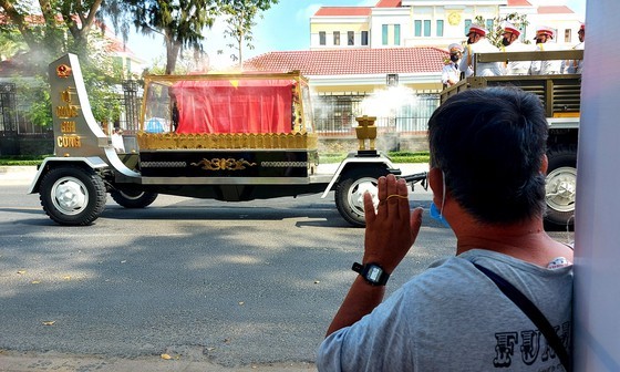 Locals stand along the street to bid him farewell. (Photo: SGGP)