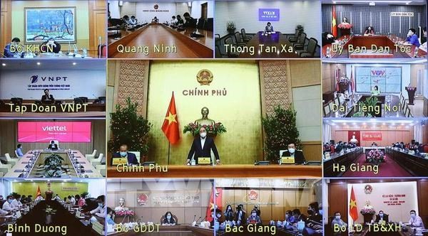 Prime Minister Nguyen Xuan Phuc chairs a Cabinet’s meeting with the National Steering Committee for COVID-19 Prevention and Control in Hanoi on February 24 (Photo: VNA)