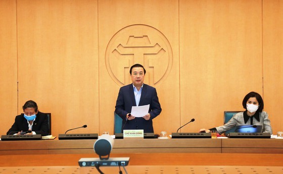 Vice chairman of the People’s Committee of Hanoi, Chu Xuan Dung chairs the meeting. (Photo: SGGP)