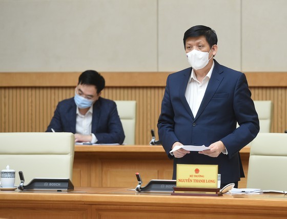 Minister of Health Nguyen Thanh Long speaks at the meeting. (Photo: VGP)