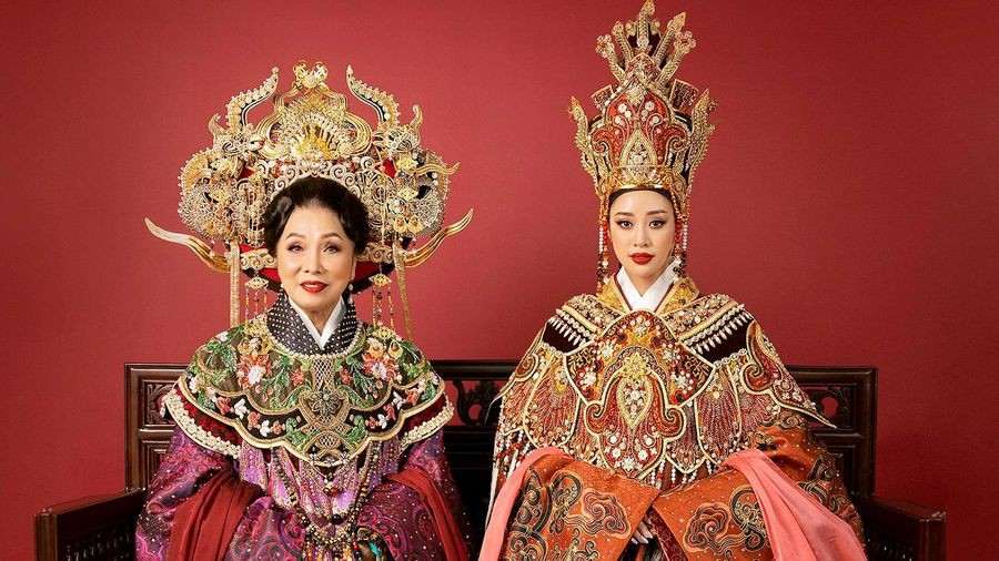 Miss Universe Vietnam 2019, Nguyen Tran Khanh Van (R) and People’s Artist Bach Tuyet 