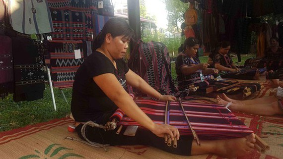 ‘Zeng’ weaving craft in the in the mountainous district of A Luoi in the central province of Thua Thien Hue has been recognized as a National Intangible Cultural Heritage. (Photo: SGGP)