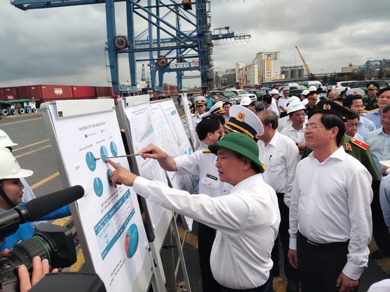 Prime Minister Nguyen Xuan Phuc visits Cai Mep international terminal (Photo: SGGP)