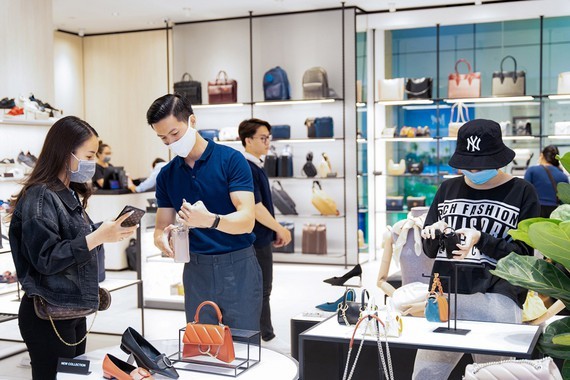 Visitors are shopping in a mall in HCMC. (Photo: SGGP)