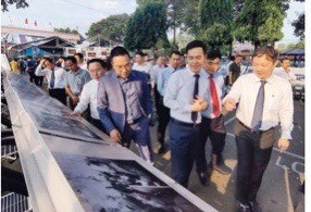 Delegates visit an exhibition marking the 90th anniversary of the founding of the Ho Chi Minh Communist Youth Union in the book festival at Children’s House of Thu Duc City. (Photo: SGGP)