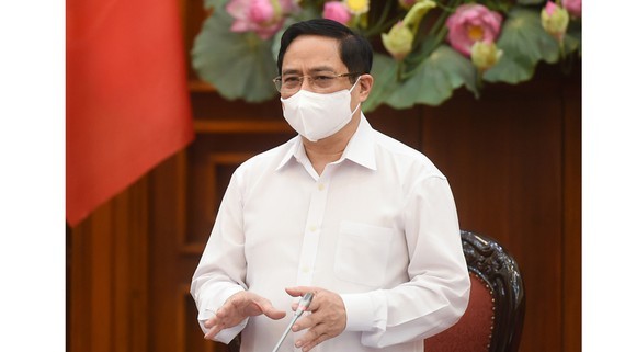 Prime Minister Pham Minh Chinh speaks during an urgent meeting on COVID-19 response in Hanoi on April 30 morning. (Photo: SGGP)