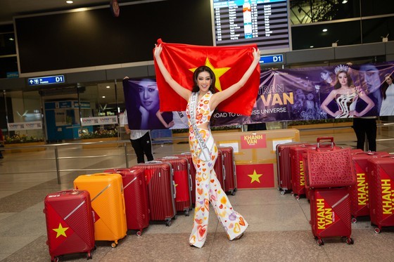 Fans send good luck messages to the Vietnamese representative.