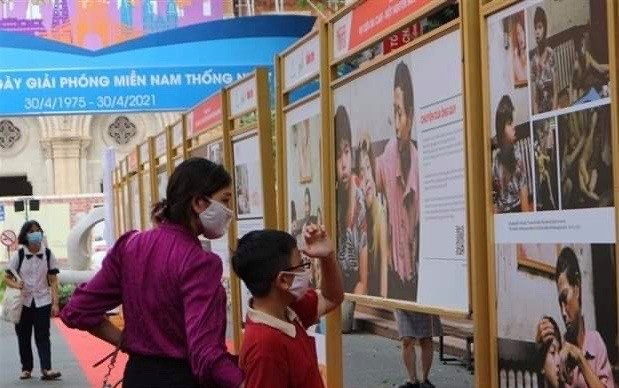 Visitors at the exhibition (Photo: VNA)