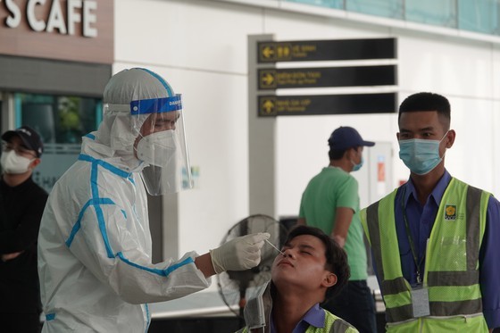 The Da Nang Center for Disease Control divides people into many groups, with each group containing 10 people.  (Photo: SGGP)