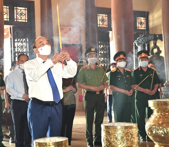 State President offers incense to commemorate martyrs at Ben Duoc temple ảnh 3