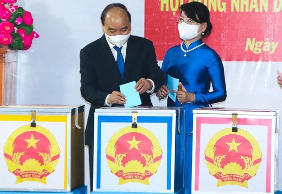 State President casts his ballot in Cu Chi’s voting site on election day ảnh 1