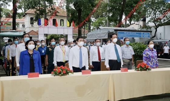 State President casts his ballot in Cu Chi’s voting site on election day ảnh 11
