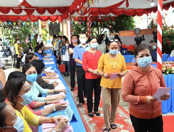 State President casts his ballot in Cu Chi’s voting site on election day ảnh 12