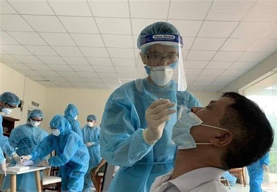 A medic collects samples for COVID-19 testing in Go Vap district, HCM City. (Photo: VNA)