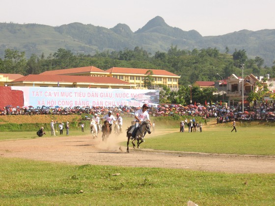 Traditional patterns on Mong Hoa people’s costume recognized as heritage ảnh 3 Traditional patterns on Mong Hoa people’s costume recognized as heritage ảnh 3