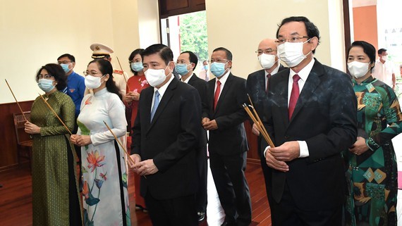 HCMC leaders remember President Ho Chi Minh's national salvation journey ảnh 1 HCMC leaders remember President Ho Chi Minh's national salvation journey ảnh 1