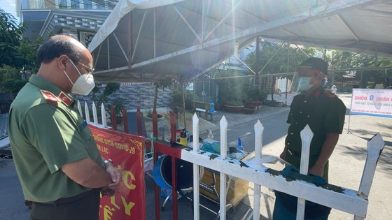 HCMC leader conducts unexpected inspections of Covid-19 prevention works ảnh 5