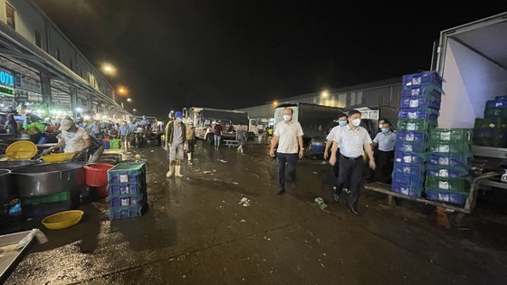 HCMC leader conducts unexpected inspections of Covid-19 prevention works ảnh 6