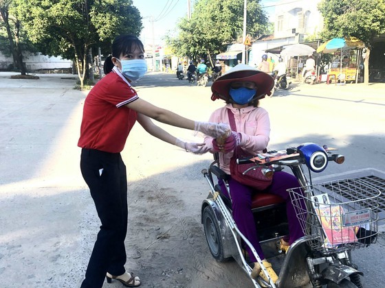 Charitable activities supporting needy people hit by pandemic held citywide ảnh 12