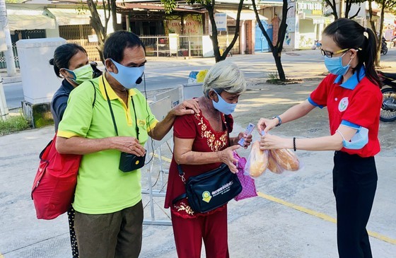 Charitable activities supporting needy people hit by pandemic held citywide ảnh 13