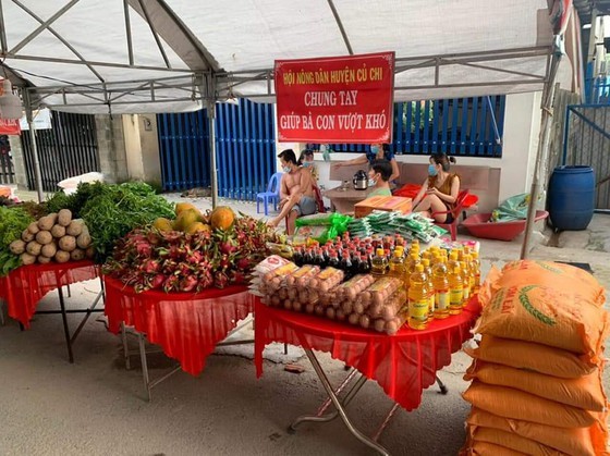 Charitable activities supporting needy people hit by pandemic held citywide ảnh 3