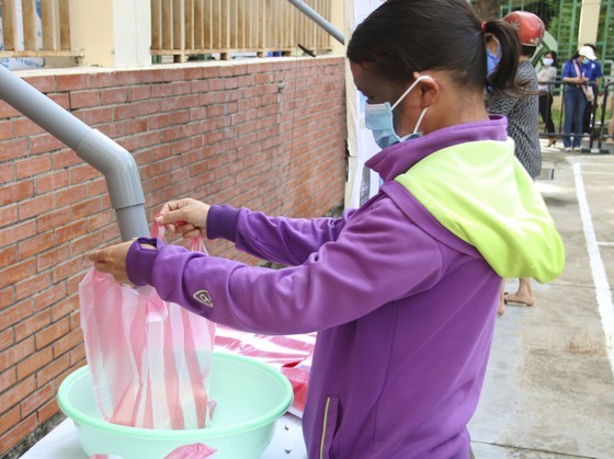 Charitable activities supporting needy people hit by pandemic held citywide ảnh 4