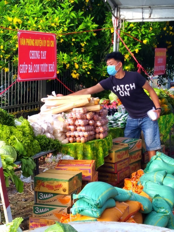 Charitable activities supporting needy people hit by pandemic held citywide ảnh 5