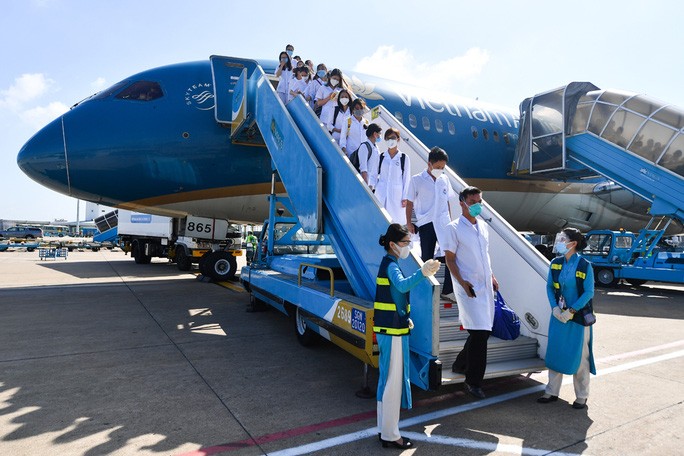 More than 300 medical teachers and students of the Hai Duong Medical Technical University in Hai Duong Province arrived in HCMC on July 1 to help the city fight against Covid-19. (Photo: VNA)