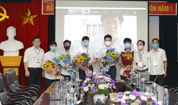 Ministry honors students with best academic performance at int’l Olympiads ảnh 1 Ministry honors students with best academic performance at int’l Olympiads ảnh 1