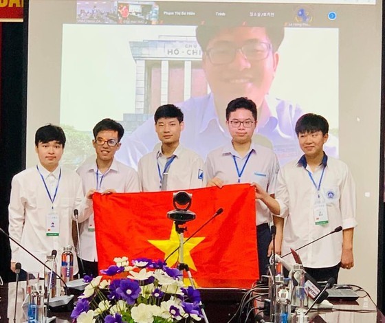 Ministry honors students with best academic performance at int’l Olympiads ảnh 3 Ministry honors students with best academic performance at int’l Olympiads ảnh 3
