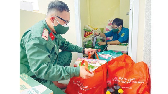 Districts try all best to deliver food during stricter social distancing rules ảnh 1 Districts try all best to deliver food during stricter social distancing rules ảnh 1