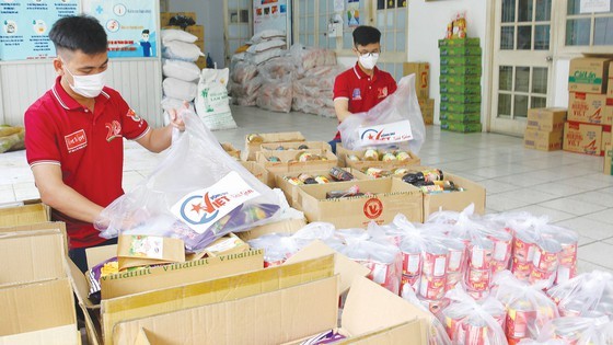 Districts try all best to deliver food during stricter social distancing rules ảnh 2 Districts try all best to deliver food during stricter social distancing rules ảnh 2