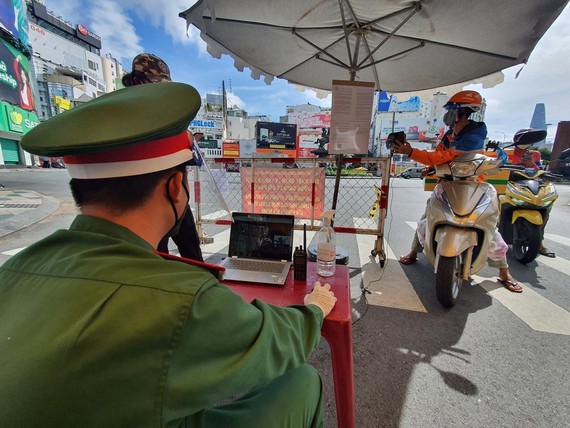 HCMC police starts trial of health QR code automatically scanned on cameras ảnh 1