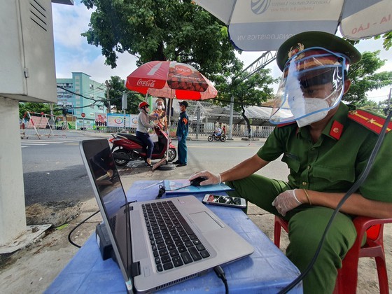 HCMC police starts trial of health QR code automatically scanned on cameras ảnh 2